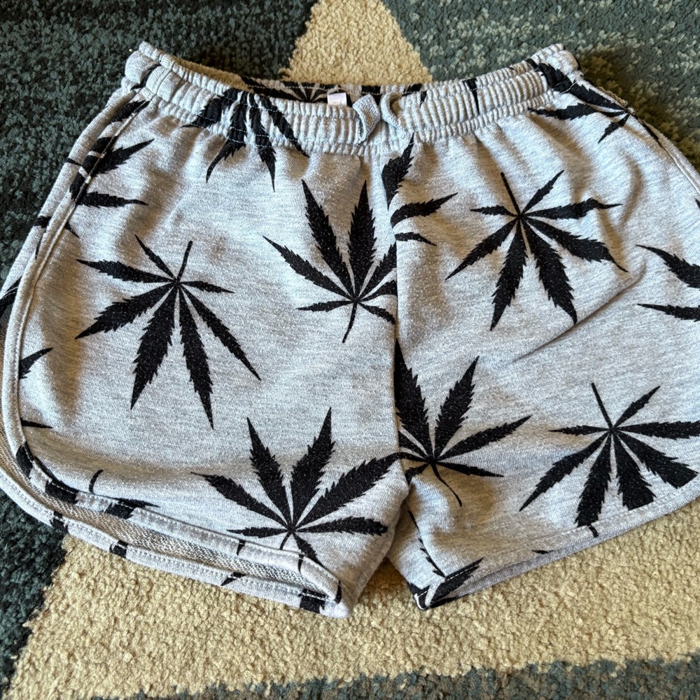 Leaf Print Gray Women's Shorts